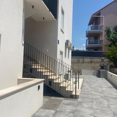 Villa Apartment Joel Трогир Екстериор снимка