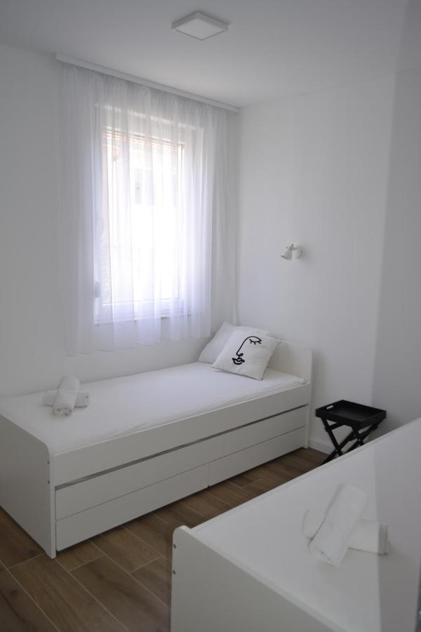 Villa Apartment Joel Трогир Екстериор снимка